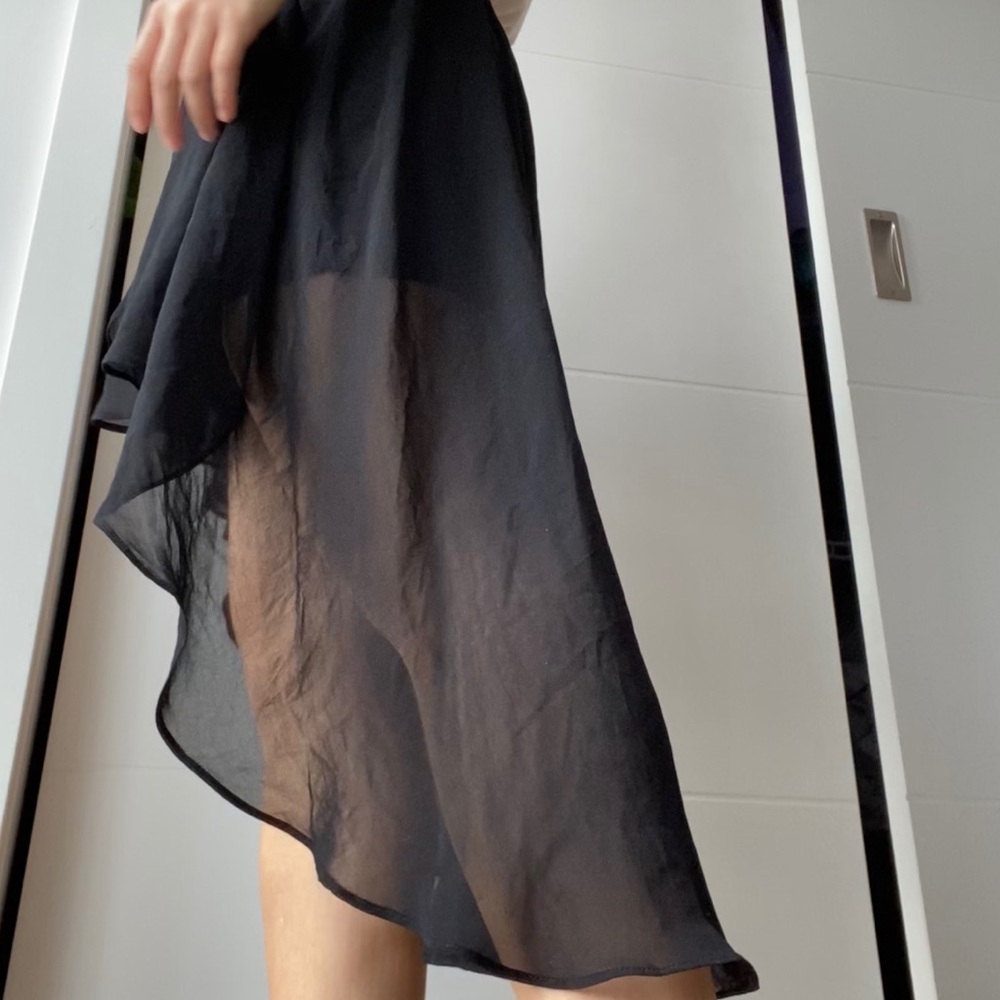 Asymmetric mesh skirt